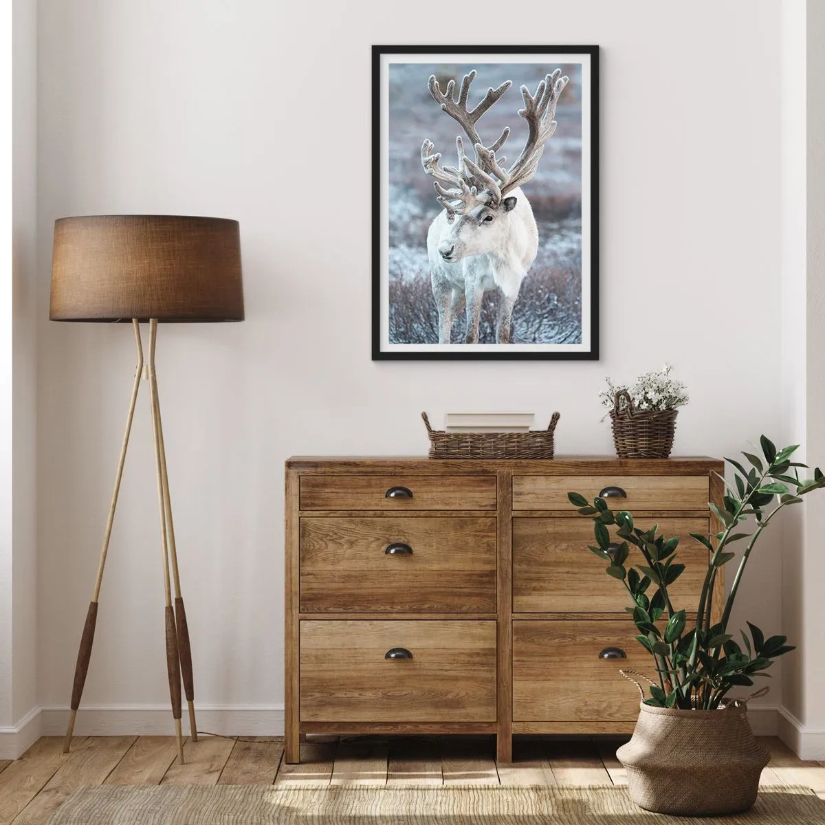 Poster in einem schwarzem Rahmen - Weiße Rentiere in einer Winterlandschaft - 50x70cm - Porträt in der Sonne - Moderne Wanddekoration für Wohnzimmer und Schlafzimmer ARTTOR