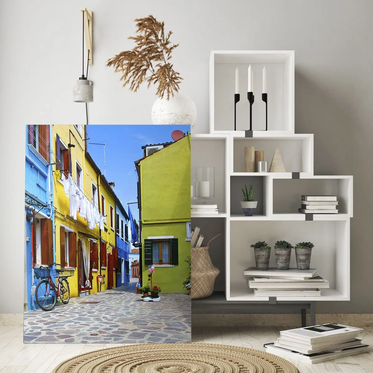 Glasbild - Bild auf glas - Eine farbenfrohe Straße mit Fahrrädern zwischen pastellfarbenen Gebäuden - 80x120cm - Pastell, süße Gasse - Moderne Wanddekoration für Wohnzimmer und Schlafzimmer ARTTOR