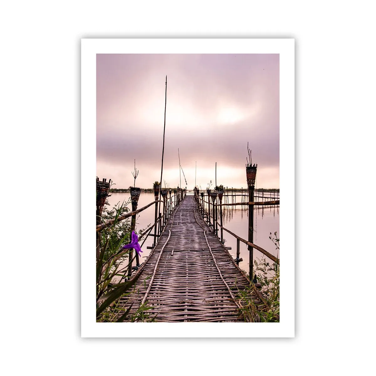 Poster - Bambusbrücke über ruhiges Wasser in der Abenddämmerung - 50x70cm - Frieden und Ruhe Asiens - Moderne Wanddekoration für Wohnzimmer und Schlafzimmer ARTTOR