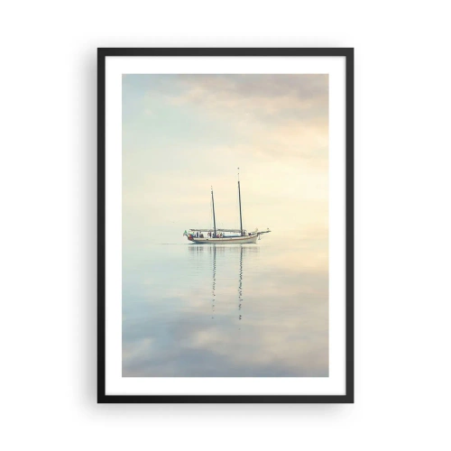 Poster in einem schwarzem Rahmen - Ein Schiff auf ruhiger See mit einer sanften Spiegelung - 50x70cm - Im Meer der Stille - Moderne Wanddekoration für Wohnzimmer und Schlafzimmer ARTTOR
