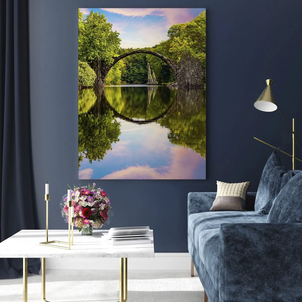 Glasbild - Bild auf glas - Eine Steinbrücke spiegelt sich in der ruhigen Oberfläche des Sees - 50x70cm - An der Kreuzung zweier Welten - Moderne Wanddekoration für Wohnzimmer und Schlafzimmer ARTTOR