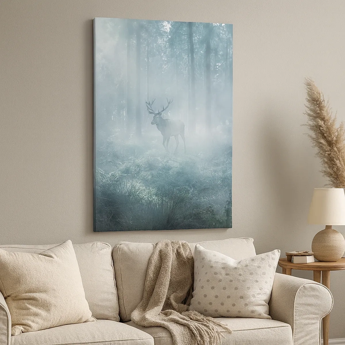 Bild auf Leinwand - Leinwandbild - Ein Hirsch in einem dichten Wald, eingehüllt in Morgennebel - 50x70cm - Morgenvisite auf dem Grundstück - Moderne Wanddekoration für Wohnzimmer und Schlafzimmer ARTTOR