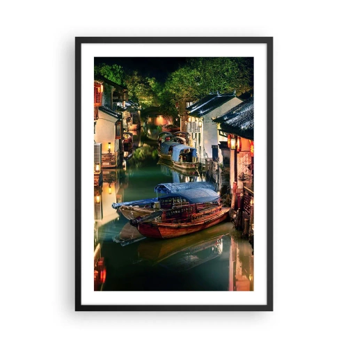 Poster in einem schwarzem Rahmen - Ein Wasserkanal mit Booten, umgeben von traditionellen Gebäuden bei Nacht - 50x70cm - Ein Abend auf einer chinesischen Straße - Moderne Wanddekoration für Wohnzimmer und Schlafzimmer ARTTOR