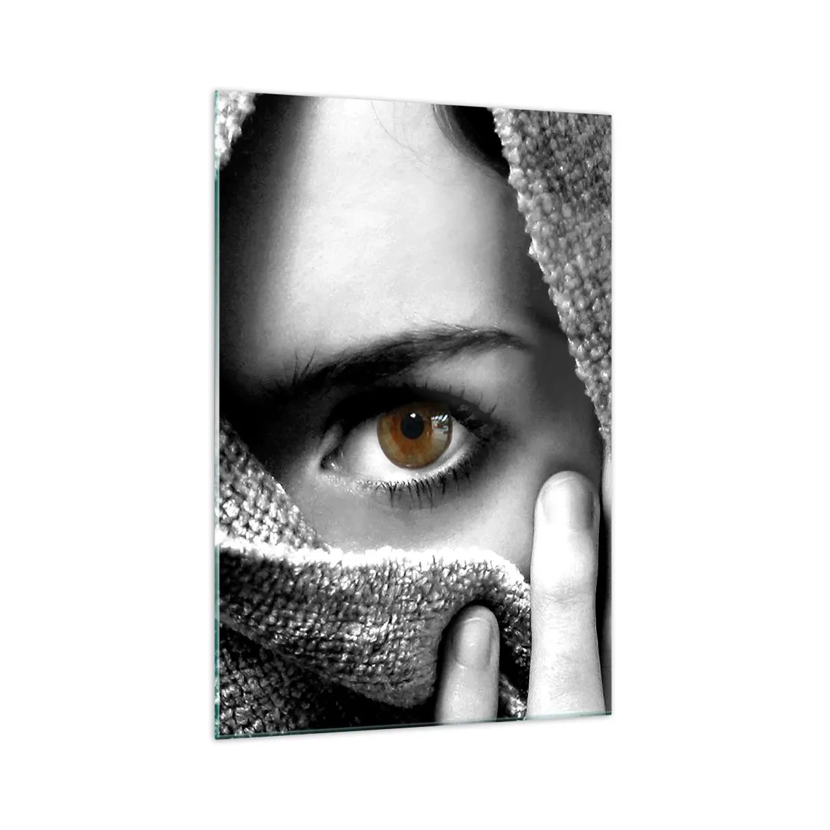 Glasbild - Bild auf glas - Porträt einer Frau mit bernsteinfarbenen Augen, bedeckt mit einem Stoff in Grautönen. - 70x100cm - Erfahre das Geheimnis - Moderne Wanddekoration für Wohnzimmer und Schlafzimmer ARTTOR