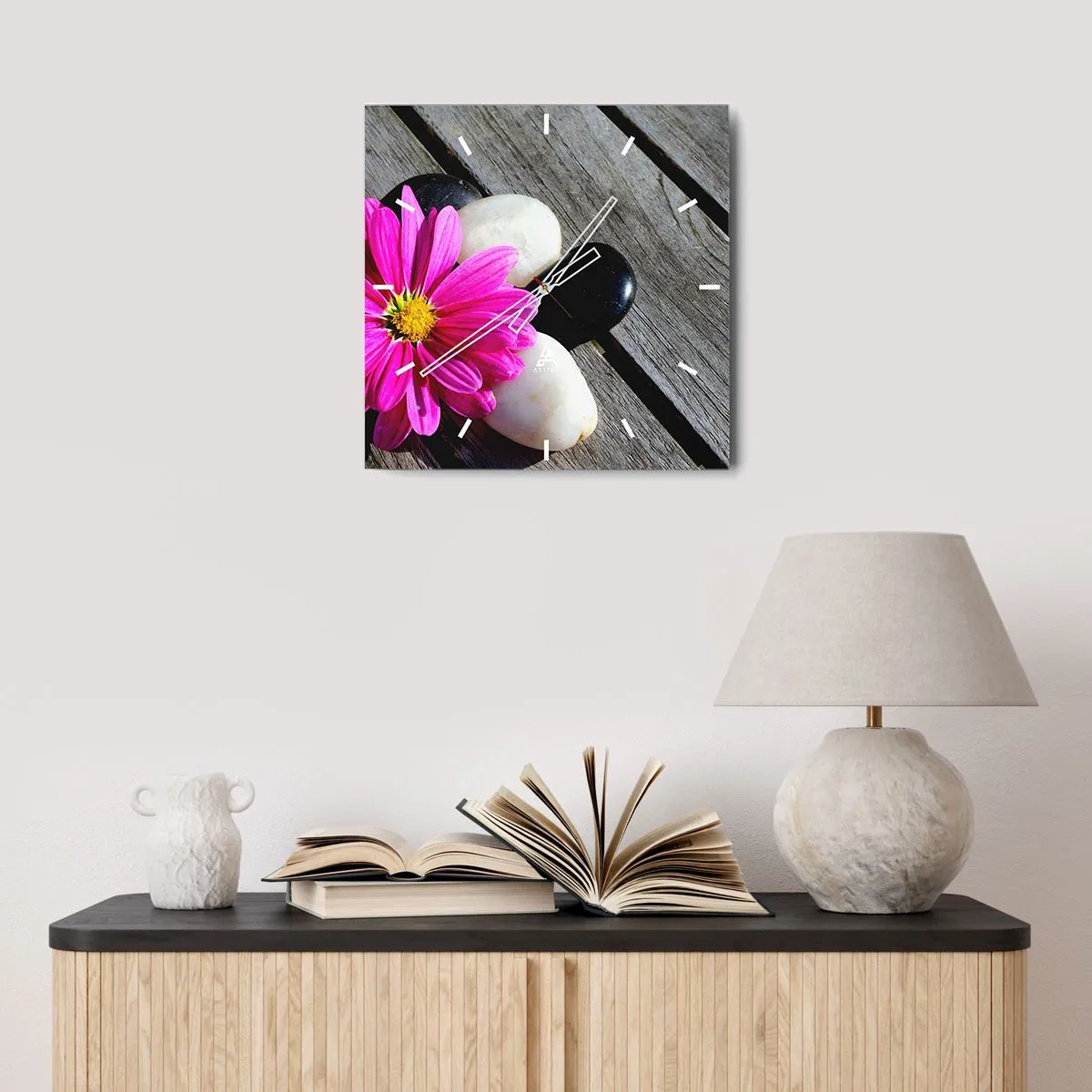 Wanduhr - Glasuhr - Rosa Blume auf einem Hintergrund aus Holzbrettern mit Steinen - 30x30cm - Ruhe auf dem Pier - Moderne Wanddekoration für Wohnzimmer und Schlafzimmer ARTTOR