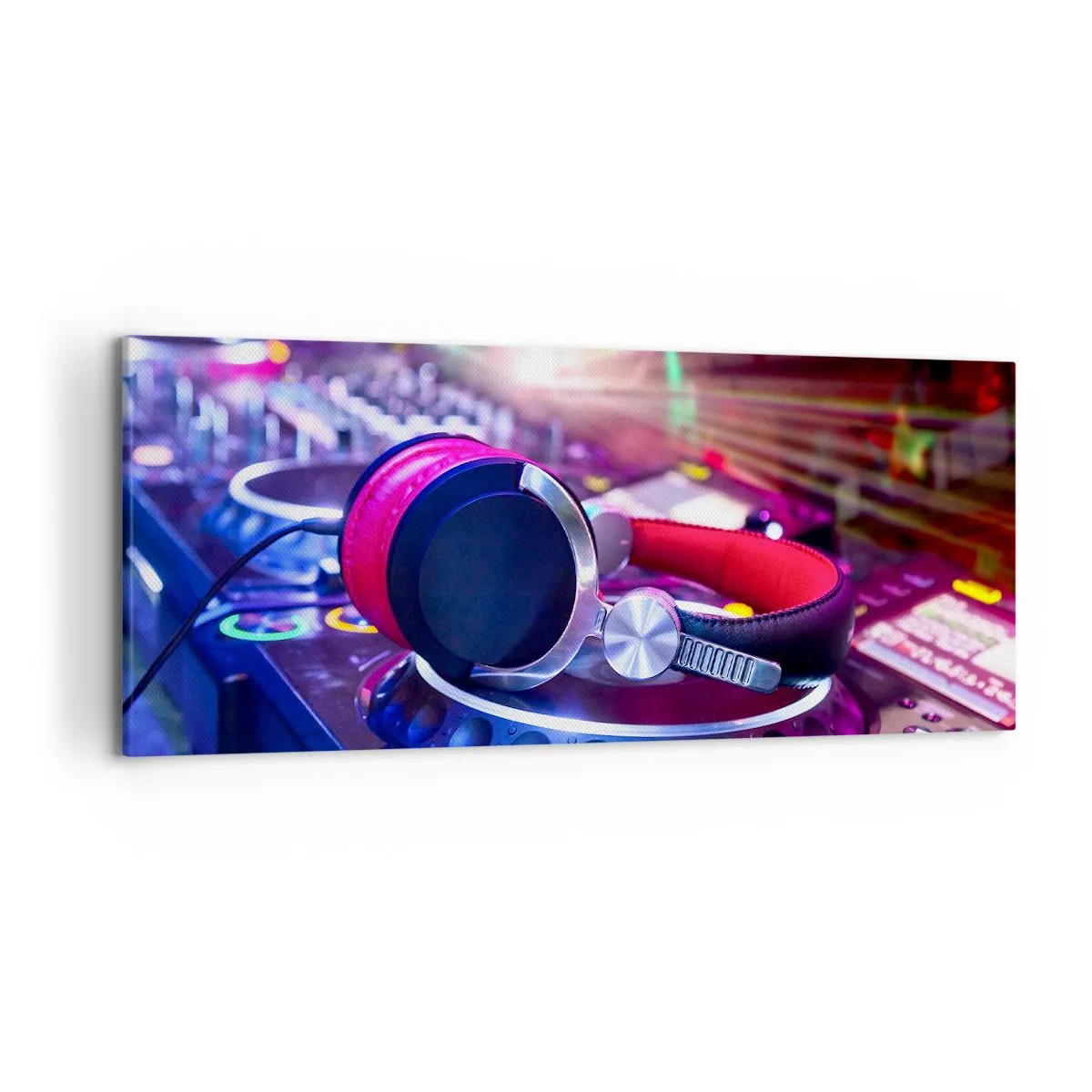 Bild auf Leinwand - Leinwandbild - DJ-Kopfhörer auf einer Konsole, die von Scheinwerfern auf einer Party beleuchtet wird - 120x50cm - Es wird, es wird passieren - Moderne Wanddekoration für Wohnzimmer und Schlafzimmer ARTTOR