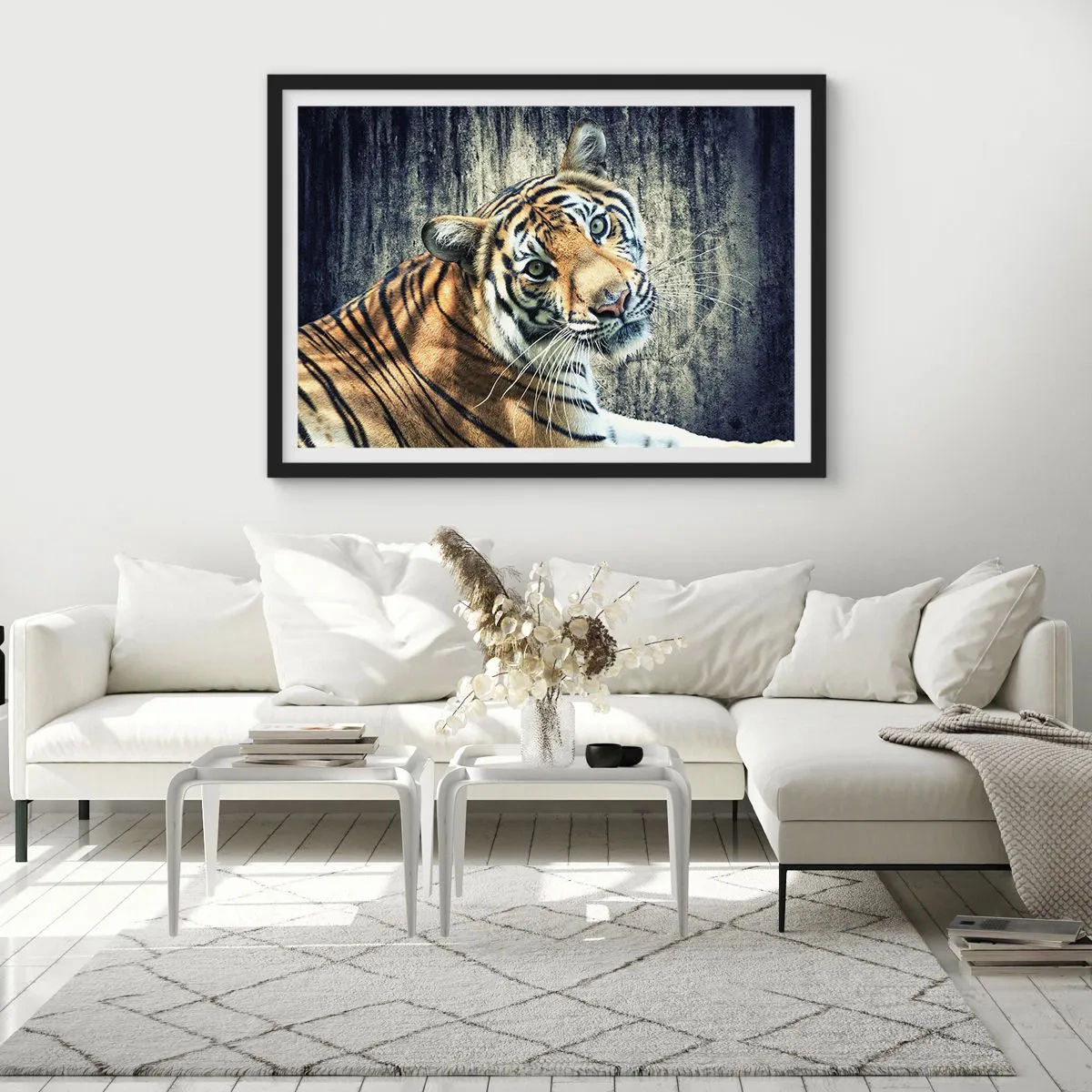 Poster in einem schwarzem Rahmen - Ein Tiger liegt an einer rauen Wand - 100x70cm - Portrait in Lichtstrahlen - Moderne Wanddekoration für Wohnzimmer und Schlafzimmer ARTTOR