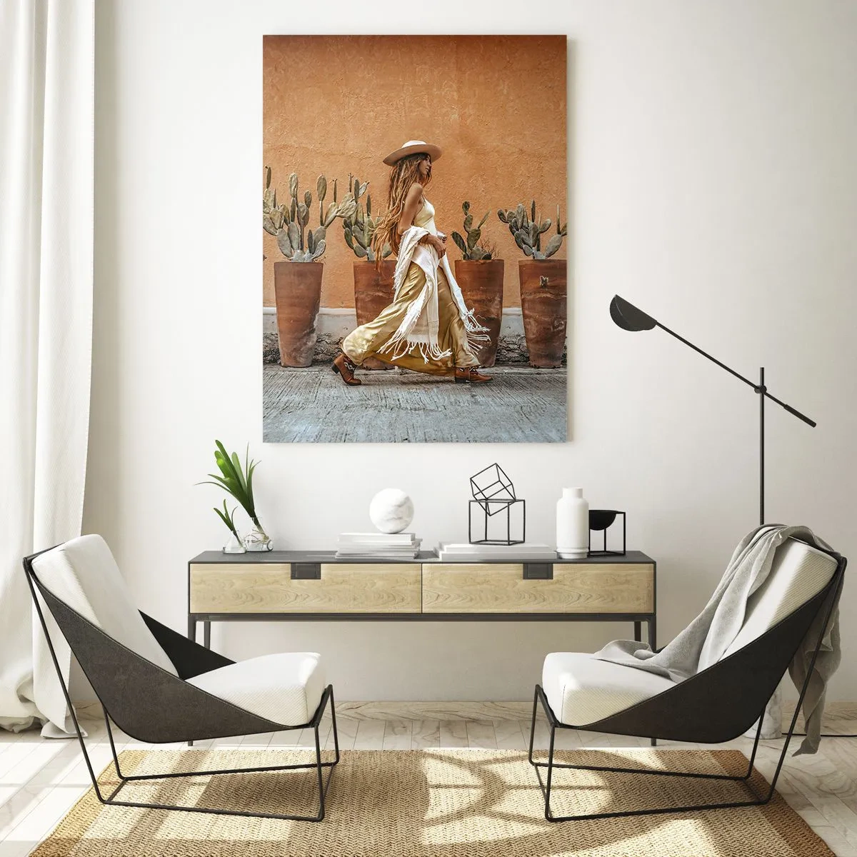 Glasbild - Bild auf glas - Eine Frau im Boho-Stil mit Töpfen voller Kakteen im Hintergrund. - 70x100cm - Hippie-Stil - Moderne Wanddekoration für Wohnzimmer und Schlafzimmer ARTTOR