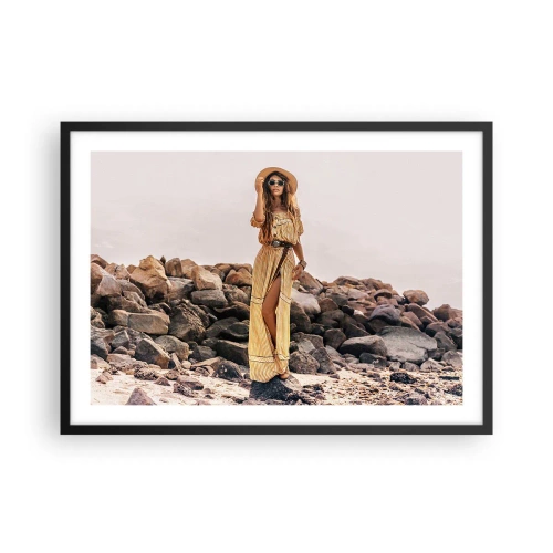 Poster in einem schwarzem Rahmen - Eine Frau im Boho-Stil vor einem felsigen Strandhintergrund - 70x50cm - Die Magie der Steine - Moderne Wanddekoration für Wohnzimmer und Schlafzimmer ARTTOR