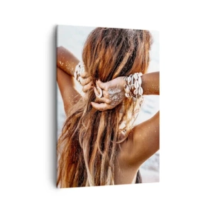 Bild auf Leinwand - Leinwandbild - Eine Frau am Strand mit wehendem Haar in der Sonne - 50x70cm - Eine Schwester von Wasser und Sonne - Moderne Wanddekoration für Wohnzimmer und Schlafzimmer ARTTOR