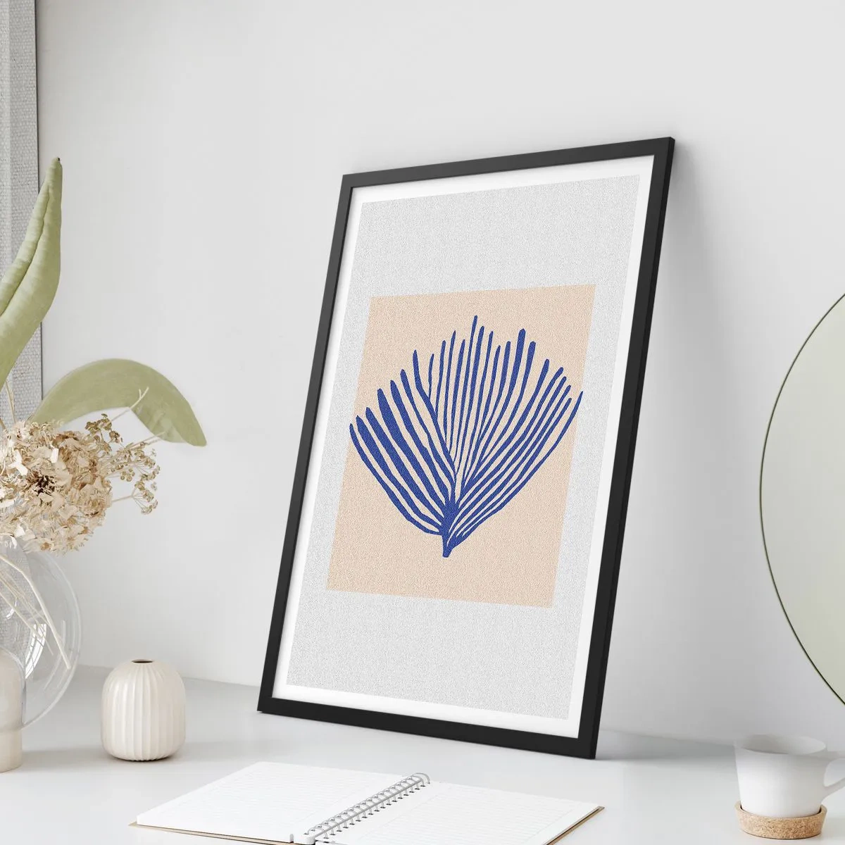 Poster in einem schwarzem Rahmen - Stilisierte Grafik einer fächerförmigen Meerespflanze - 50x70cm - Blauer Fächer - Moderne Wanddekoration für Wohnzimmer und Schlafzimmer ARTTOR