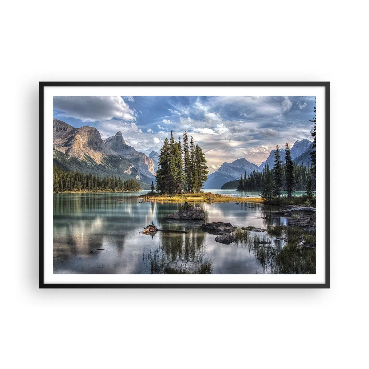 Poster in einem schwarzem Rahmen - Eine Berglandschaft mit einer Insel, umgeben von einem ruhigen See - 100x70cm - An dem tollen und sauberen Wasser ... - Moderne Wanddekoration für Wohnzimmer und Schlafzimmer ARTTOR