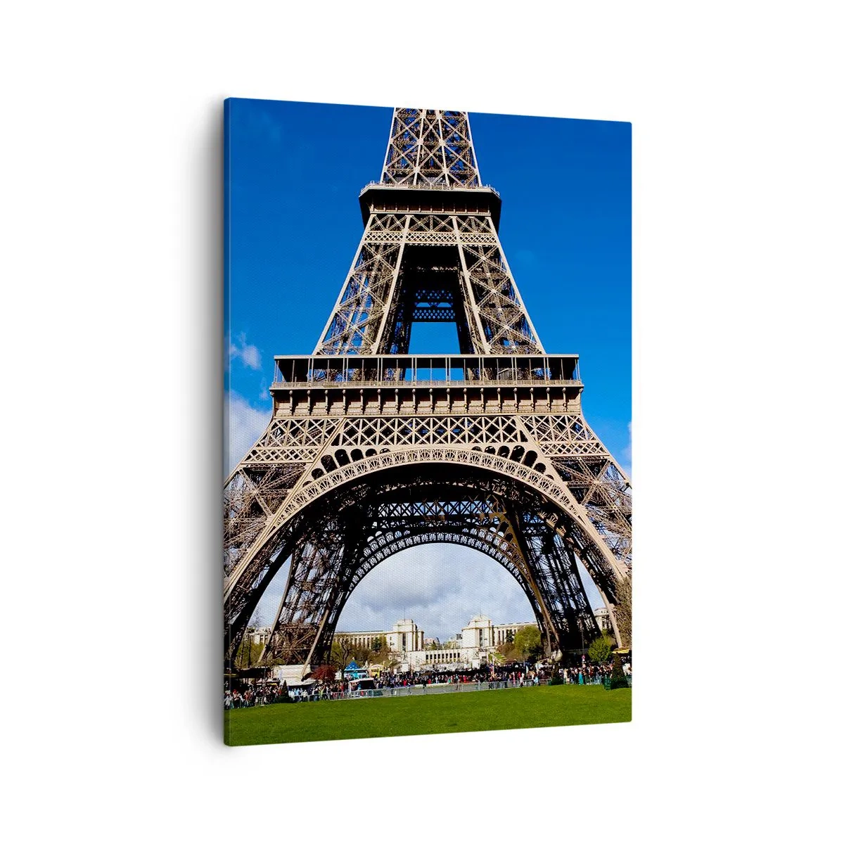 Bild auf Leinwand - Leinwandbild - Der Eiffelturm vor dem Hintergrund eines blauen Himmels und eines grünen Parks - 50x70cm - Ganz Paris zu ihren Füßen - Moderne Wanddekoration für Wohnzimmer und Schlafzimmer ARTTOR