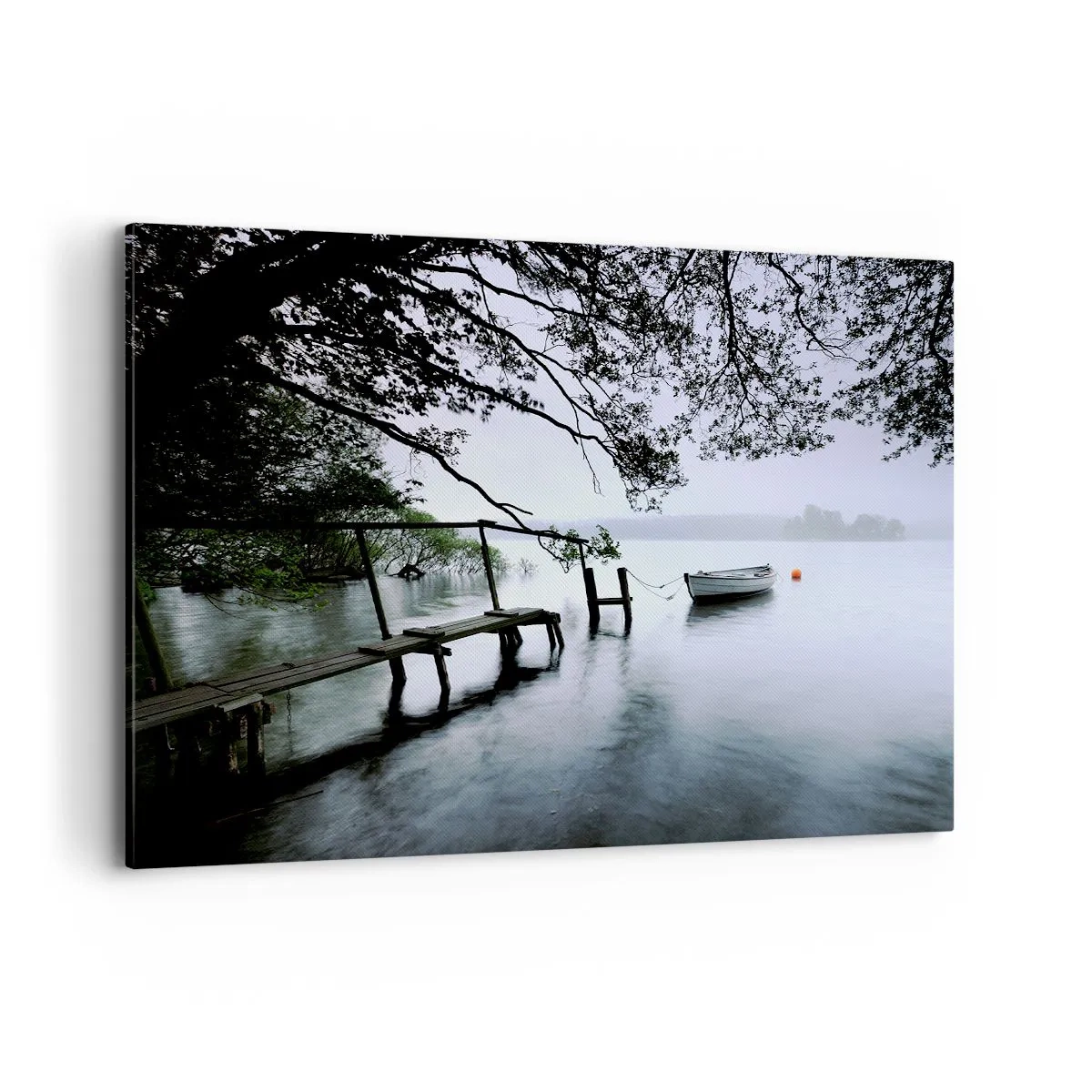Bild auf Leinwand - Leinwandbild - Ein Steg über dem Wasser mit einem Boot im Hintergrund, umgeben von einer nebligen Landschaft - 100x70cm - Du ruhst dich schon aus - Moderne Wanddekoration für Wohnzimmer und Schlafzimmer ARTTOR