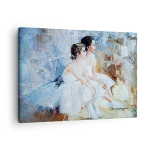 Bild auf Leinwand - Leinwandbild - Zwei Ballerinas in weißen Outfits entspannen vor einem pastellfarbenen Hintergrund. - 70x50cm - Rest der jungen Schwäne - Moderne Wanddekoration für Wohnzimmer und Schlafzimmer ARTTOR