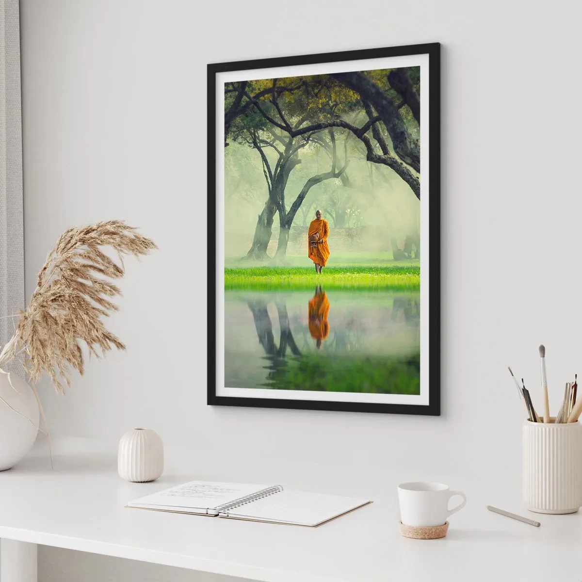 Poster in einem schwarzem Rahmen - Ein Mönch in einer orangefarbenen Robe, umgeben von Bäumen und Spiegelungen im Wasser - 50x70cm - Auf dem Weg zur Erleuchtung - Moderne Wanddekoration für Wohnzimmer und Schlafzimmer ARTTOR