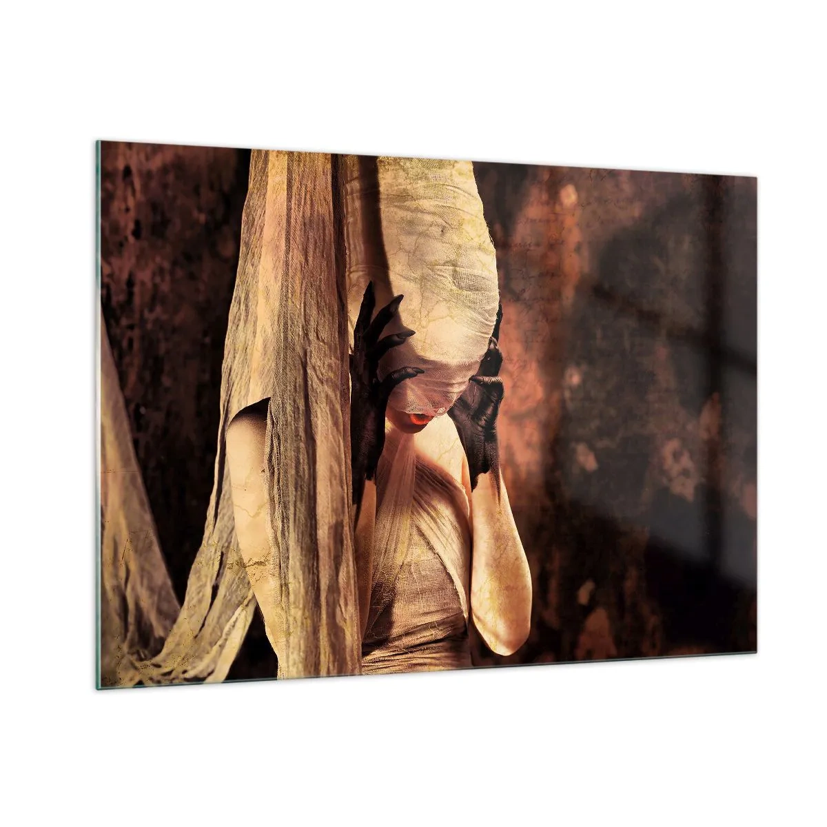 Glasbild - Bild auf glas - Eine geheimnisvolle Frau, umgeben von goldenen Stoffen - 100x70cm - Zwischen Gut und Böse - Moderne Wanddekoration für Wohnzimmer und Schlafzimmer ARTTOR