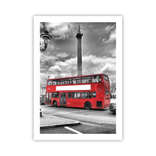 Poster - Ein roter Bus vor einer schwarz-weißen Stadtkulisse - 50x70cm - Der wahre Blutkreislauf der Stadt - Moderne Wanddekoration für Wohnzimmer und Schlafzimmer ARTTOR