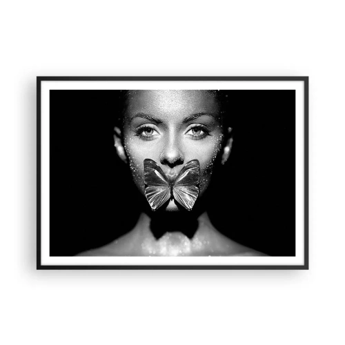 Poster in einem schwarzem Rahmen - Schwarz-weißes Frauengesicht mit einem Schmetterling auf den Lippen - 100x70cm - Schmetterlingskuss - Moderne Wanddekoration für Wohnzimmer und Schlafzimmer ARTTOR