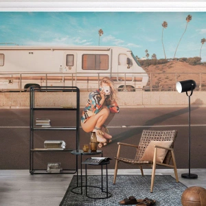 Fototapete Premium Sand - Lächel bitte! - Landschaft, Wohnmobil, Frau - 150x105 cm