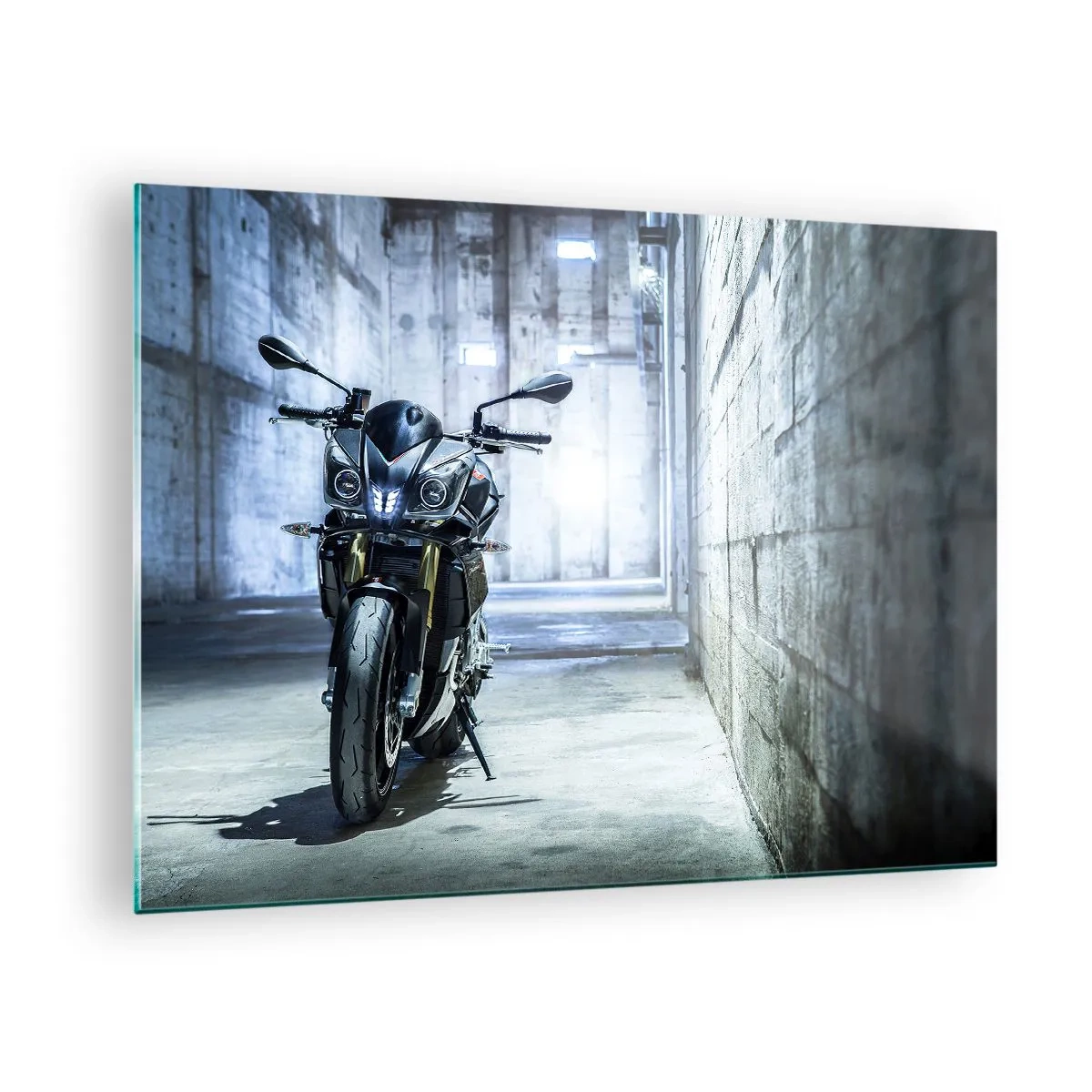 Glasbild - Bild auf glas - Ein Motorrad in einem Industriegebäude mit Betonwänden - 70x50cm - Bevor der Motor brummt - Moderne Wanddekoration für Wohnzimmer und Schlafzimmer ARTTOR