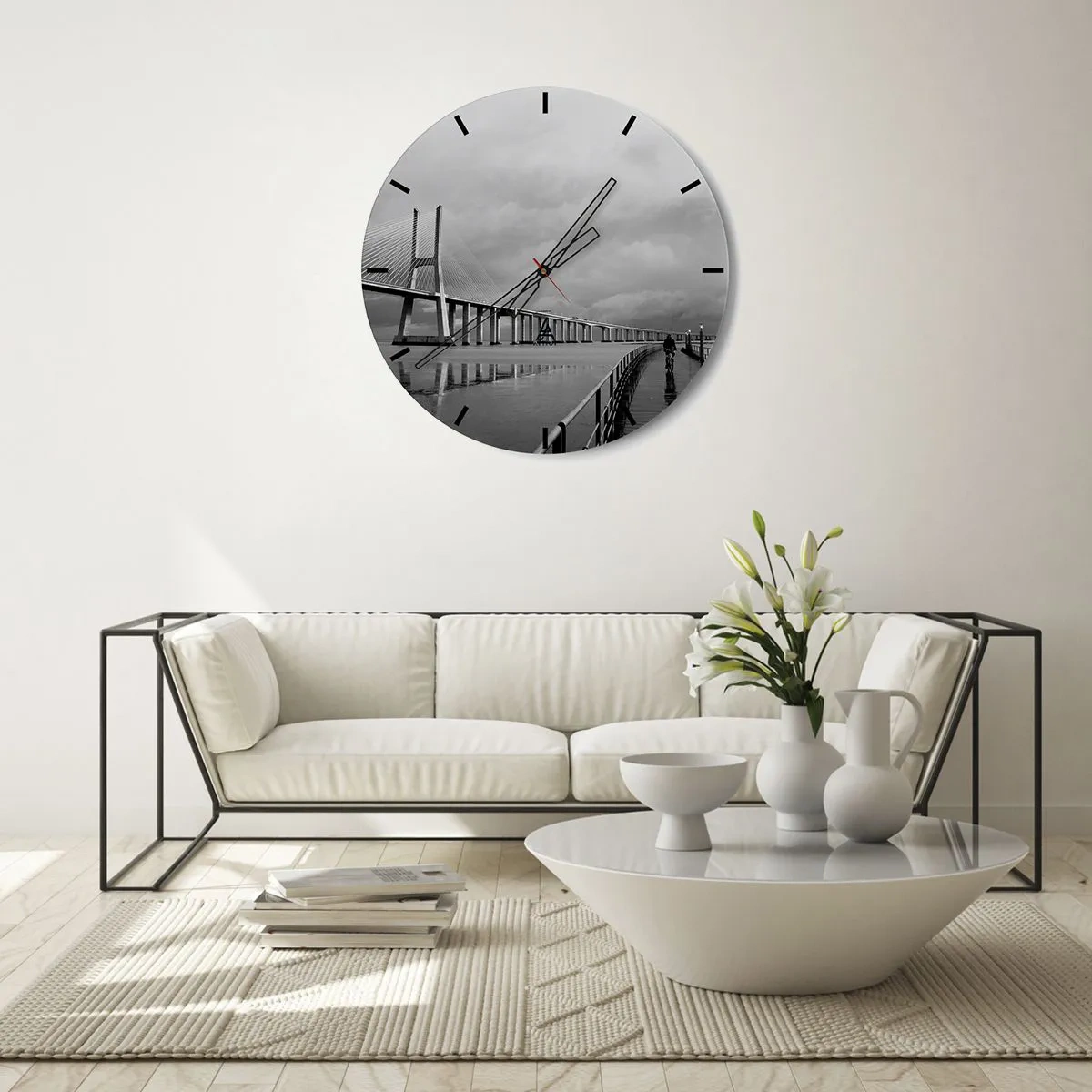 Wanduhr - Glasuhr - Eine Brücke mit einem Radfahrer auf dem Weg an einem regnerischen Tag - 30x30cm - Jedem das Verdiente - Moderne Wanddekoration für Wohnzimmer, Küche und Schlafzimmer ARTTOR