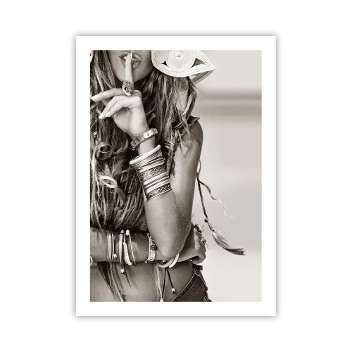 Poster - Stilvolle Frau mit Schmuck macht eine Geste des Schweigens - 50x70cm - Wieso ein Mädchen - Moderne Wanddekoration für Wohnzimmer und Schlafzimmer ARTTOR