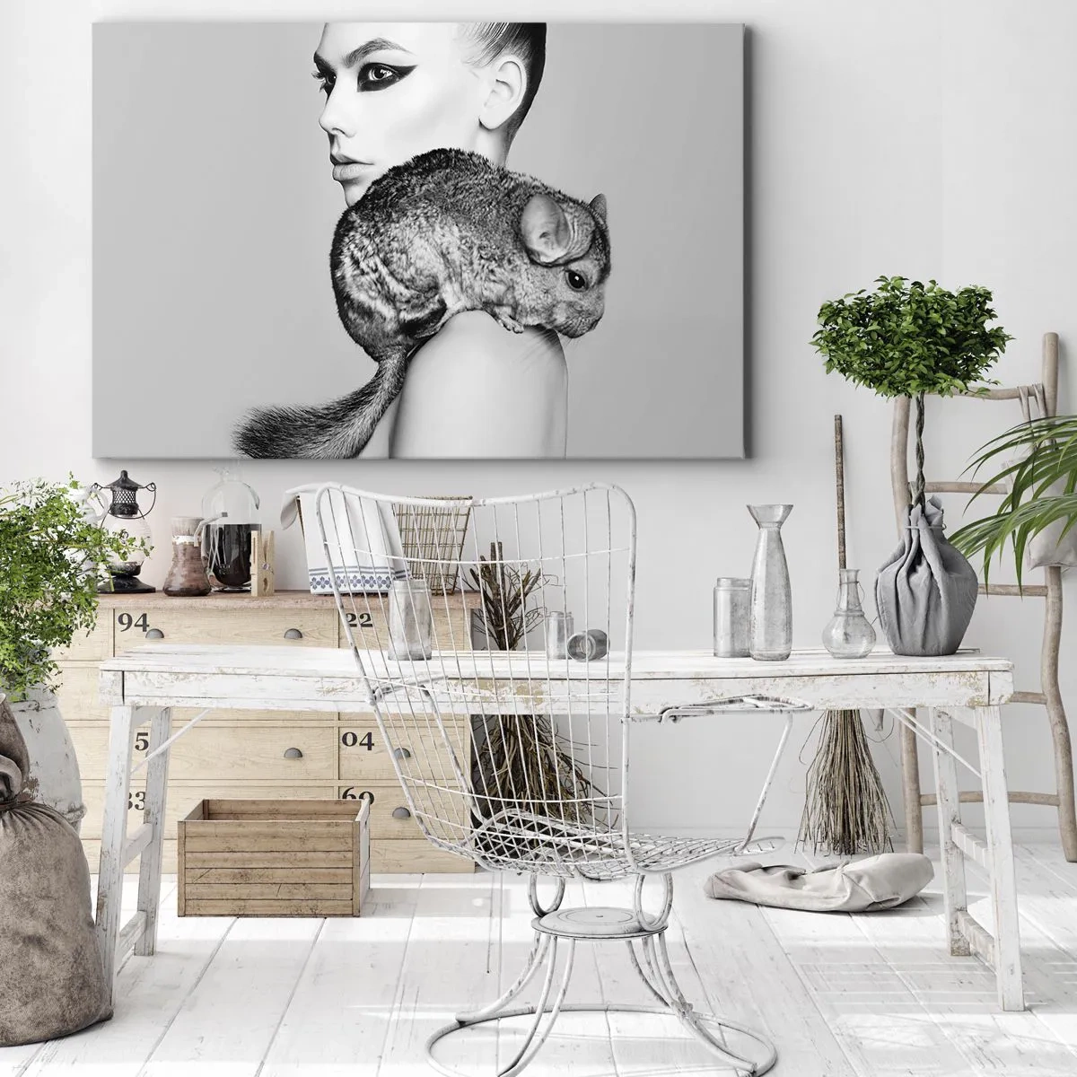 Bild auf Leinwand - Leinwandbild - Stilisierte Frau mit einem Chinchilla in einer eleganten Schwarz-Weiß-Komposition - 70x50cm - Dame mit einem Chinchilla - Moderne Wanddekoration für Wohnzimmer und Schlafzimmer ARTTOR