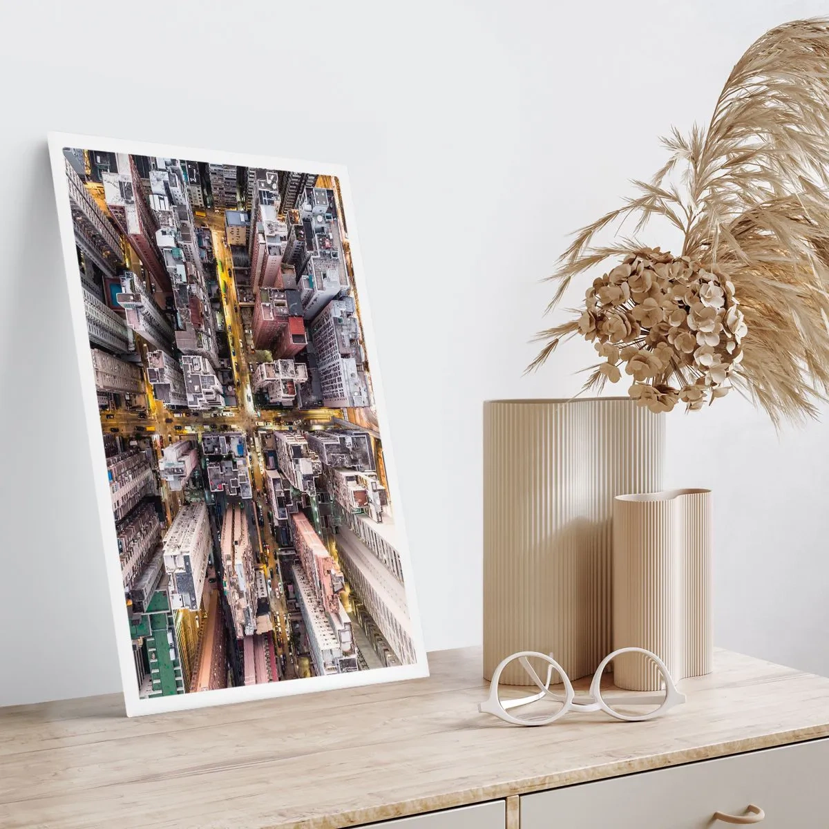 Poster - Luftaufnahme der Stadt bei Nacht - 50x70cm - Grüße aus Hongkong - Moderne Wanddekoration für Wohnzimmer und Schlafzimmer ARTTOR