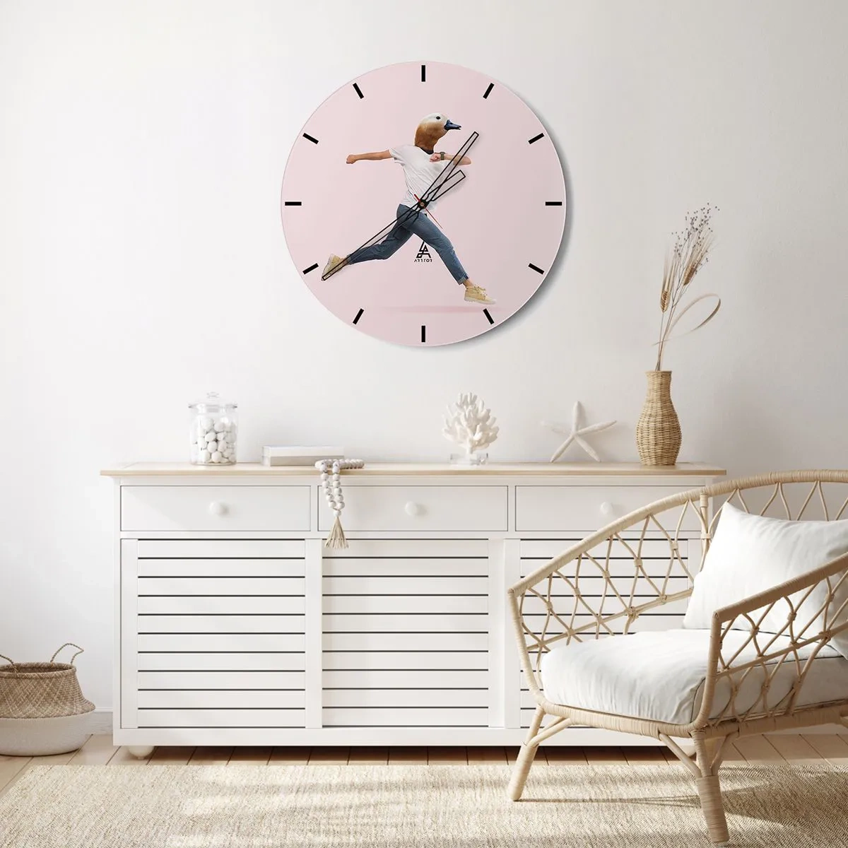 Wanduhr - Glasuhr - Eine Figur in Bewegung mit einem Vogelkopf vor hellem Hintergrund - 30x30cm - Eine Prise Absurdität - Moderne Wanddekoration für Wohnzimmer, Küche und Schlafzimmer ARTTOR