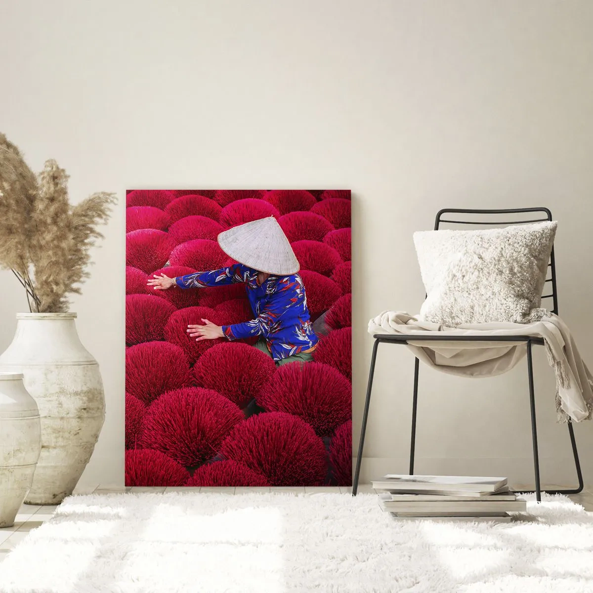 Glasbild - Bild auf glas - Ein Arbeiter zwischen roten Räucherstäbchen vor einem gemusterten Hintergrund - 50x70cm - Im Reisfeld - Moderne Wanddekoration für Wohnzimmer und Schlafzimmer ARTTOR