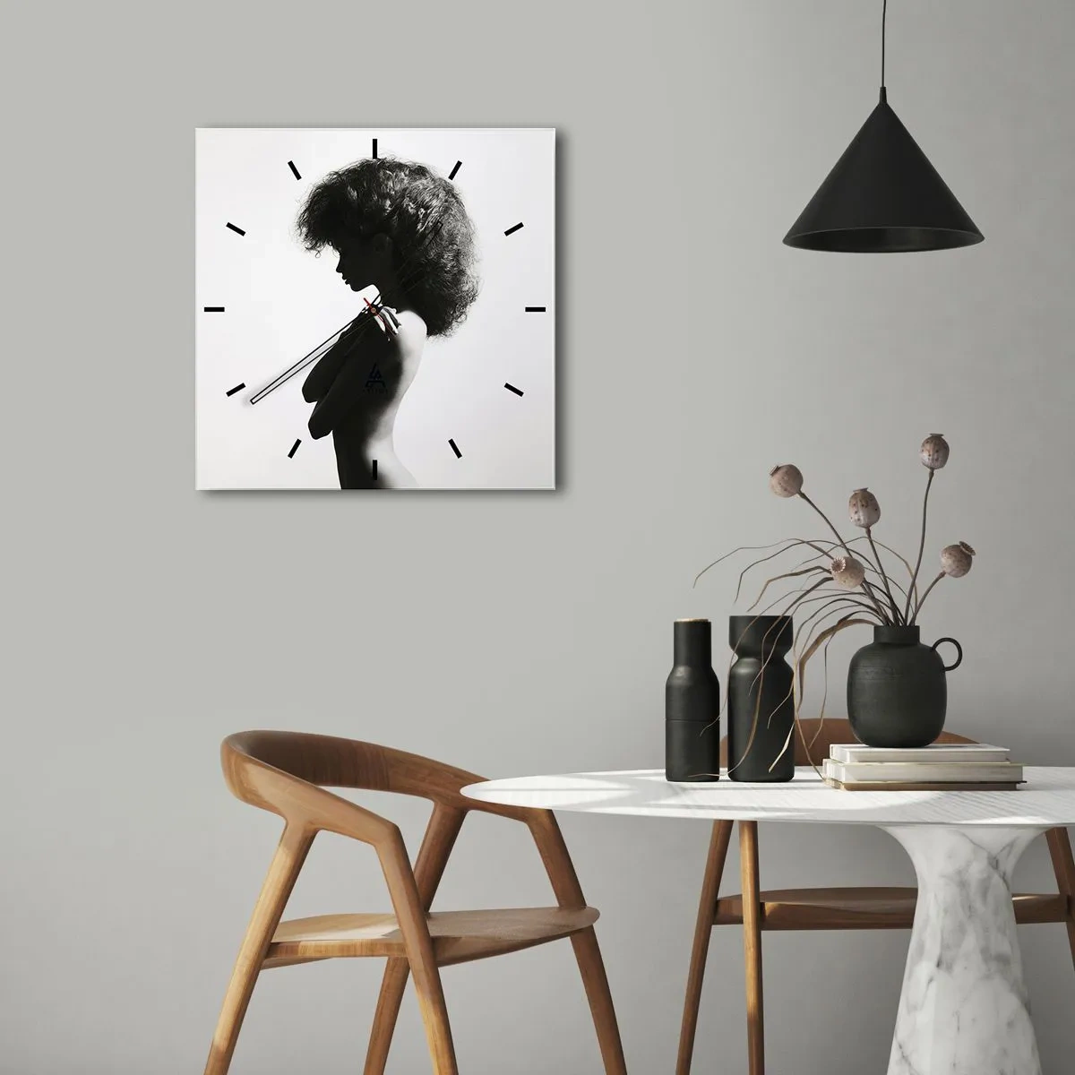 Wanduhr - Glasuhr - Eine subtile Silhouette einer Frau in Schwarz-Weiß-Tönen auf hellem Hintergrund - 30x30cm - Wie eine Blume auf einem schlanken Stiel - Moderne Wanddekoration für Wohnzimmer und Schlafzimmer ARTTOR