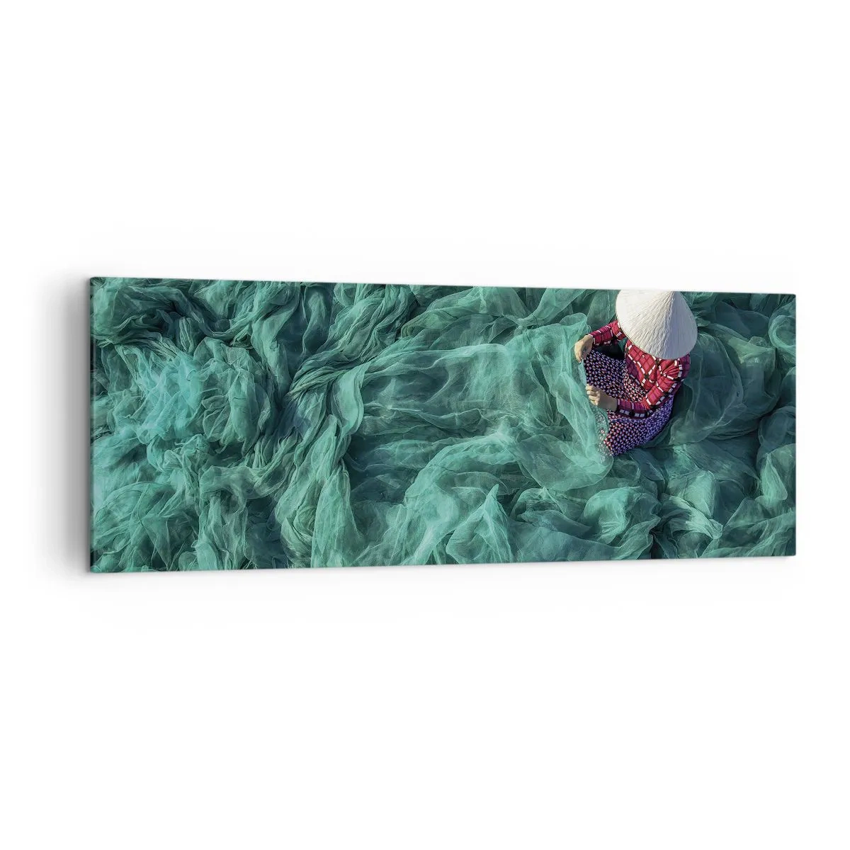Bild auf Leinwand - Leinwandbild - Eine Person mit Hut zwischen grünen Fischernetzen - 140x50cm - In einem Meer aus Netzen - Moderne Wanddekoration für Wohnzimmer und Schlafzimmer ARTTOR