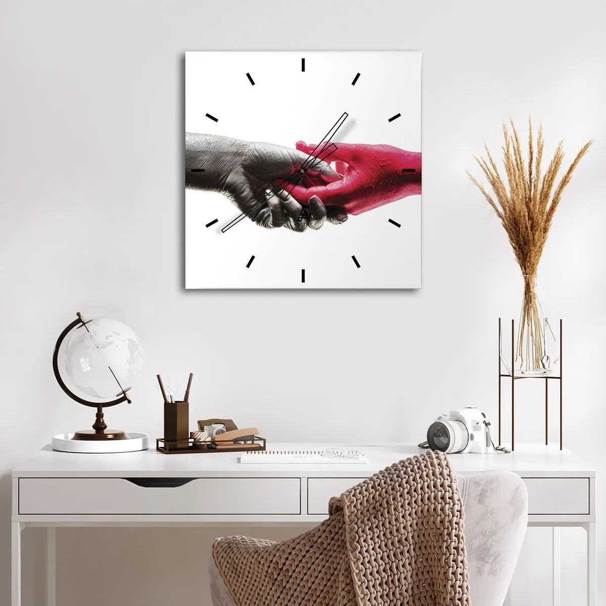 Wanduhr - Glasuhr - Symbolische Hände in Silber und Rot - 30x30cm - Gemeinsam, obwohl anders - Moderne Wanddekoration für Wohnzimmer und Schlafzimmer ARTTOR