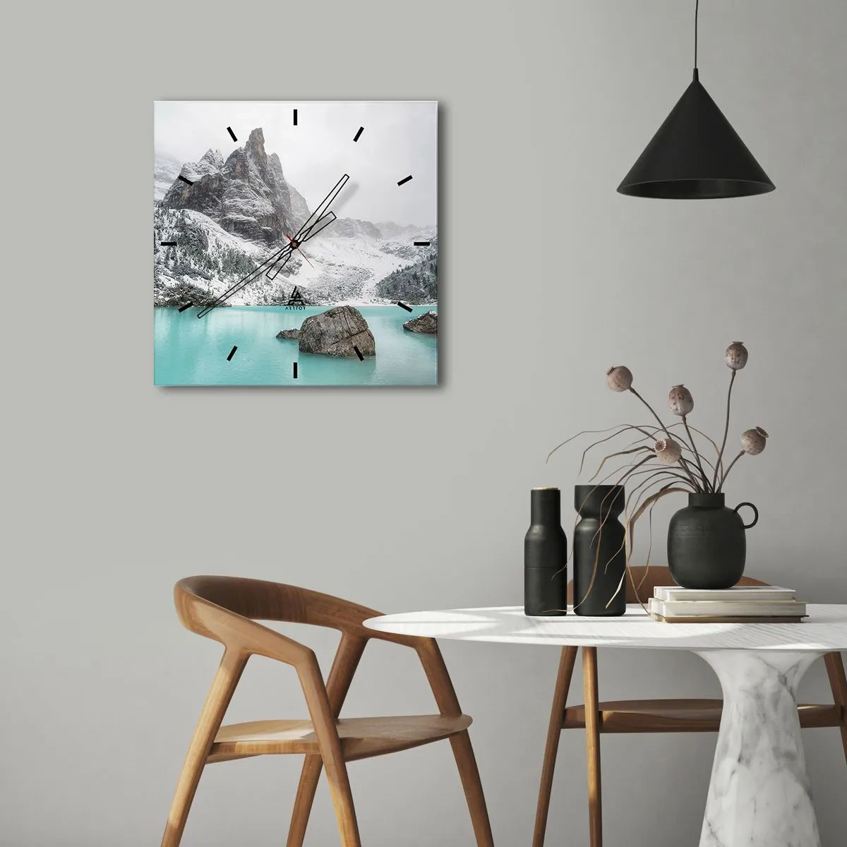 Wanduhr - Glasuhr - Eine Berglandschaft mit einem See, umgeben von schneebedeckten Gipfeln - 30x30cm - Auf der Hut - Moderne Wanddekoration für Wohnzimmer und Schlafzimmer ARTTOR
