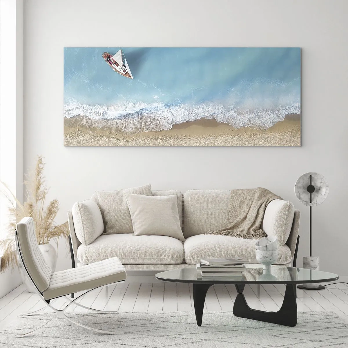 Glasbild - Bild auf glas - Eine Vogelperspektive auf ein Boot am Strand - 120x50cm - An der Grenze von Blau und Gold - Moderne Wanddekoration für Wohnzimmer und Schlafzimmer ARTTOR