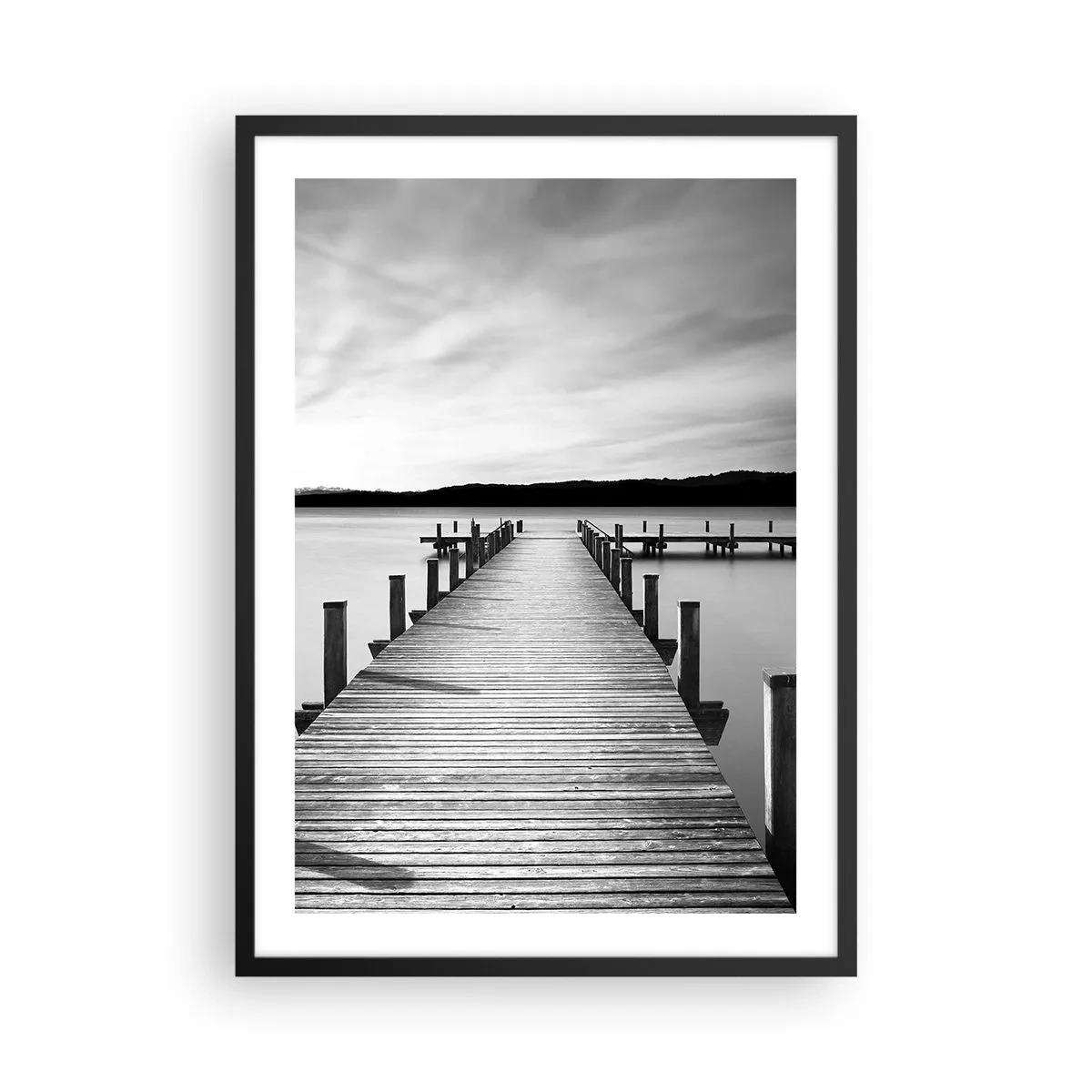 Poster in einem schwarzem Rahmen - Holzsteg über einem ruhigen See in Schwarz und Weiß - 50x70cm - An der Wasserstelle - Ruhe - Moderne Wanddekoration für Wohnzimmer und Schlafzimmer ARTTOR