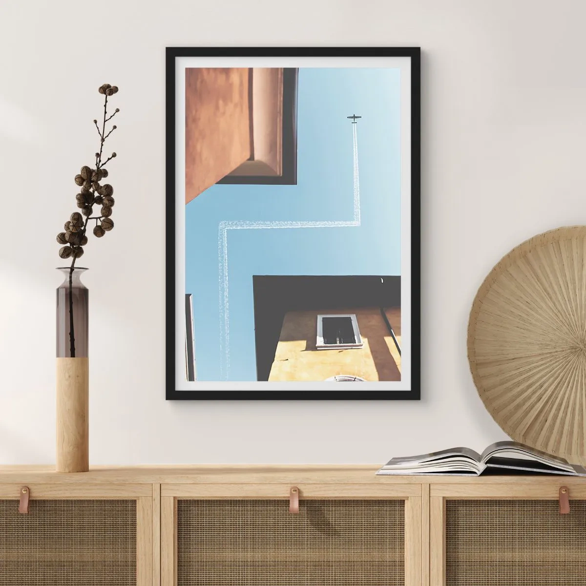 Poster in einem schwarzem Rahmen - Perspektive von Gebäuden mit einem Flugzeug und einem ungewöhnlichen Pfad am Himmel - 50x70cm - Über dem Stadtlabyrinth - Moderne Wanddekoration für Wohnzimmer und Schlafzimmer ARTTOR