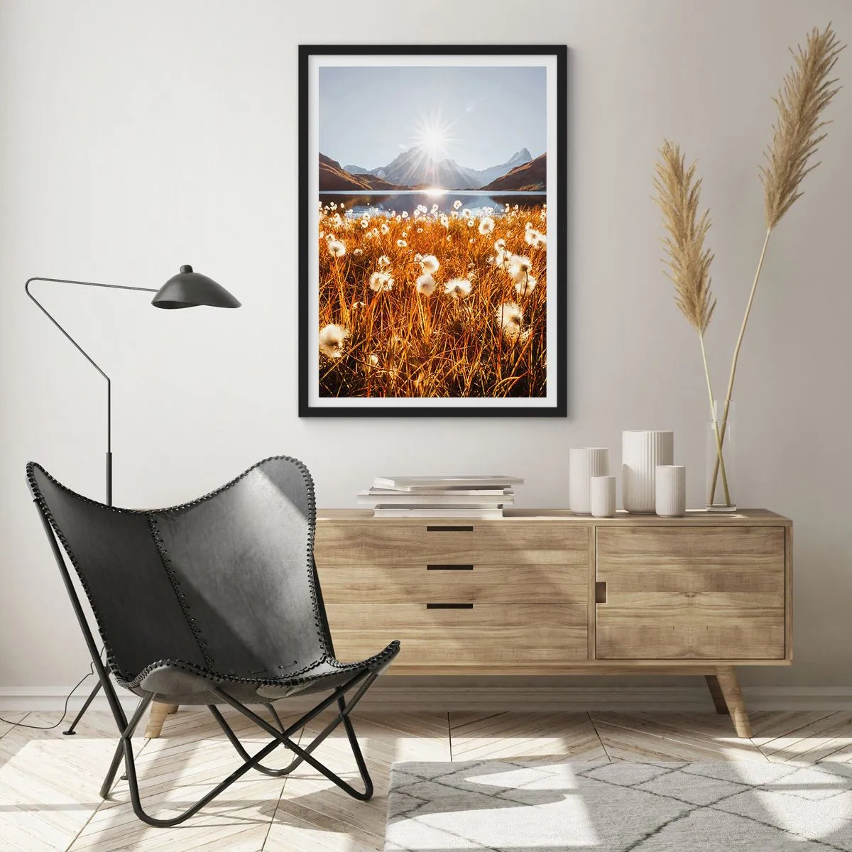 Poster in einem schwarzem Rahmen - Eine Wiese mit weißen Blumen vor einem See und Bergen bei Sonnenuntergang - 50x70cm - Steinhärte, Grasweichheit - Moderne Wanddekoration für Wohnzimmer und Schlafzimmer ARTTOR