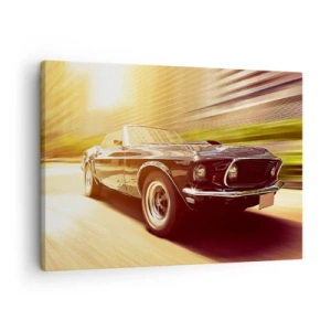 Bild auf Leinwand - Leinwandbild - Ein Oldtimer in Bewegung vor urbaner Kulisse - 70x50cm - 1967 - die Legende kehrt zurück - Moderne Wanddekoration für Wohnzimmer und Schlafzimmer ARTTOR