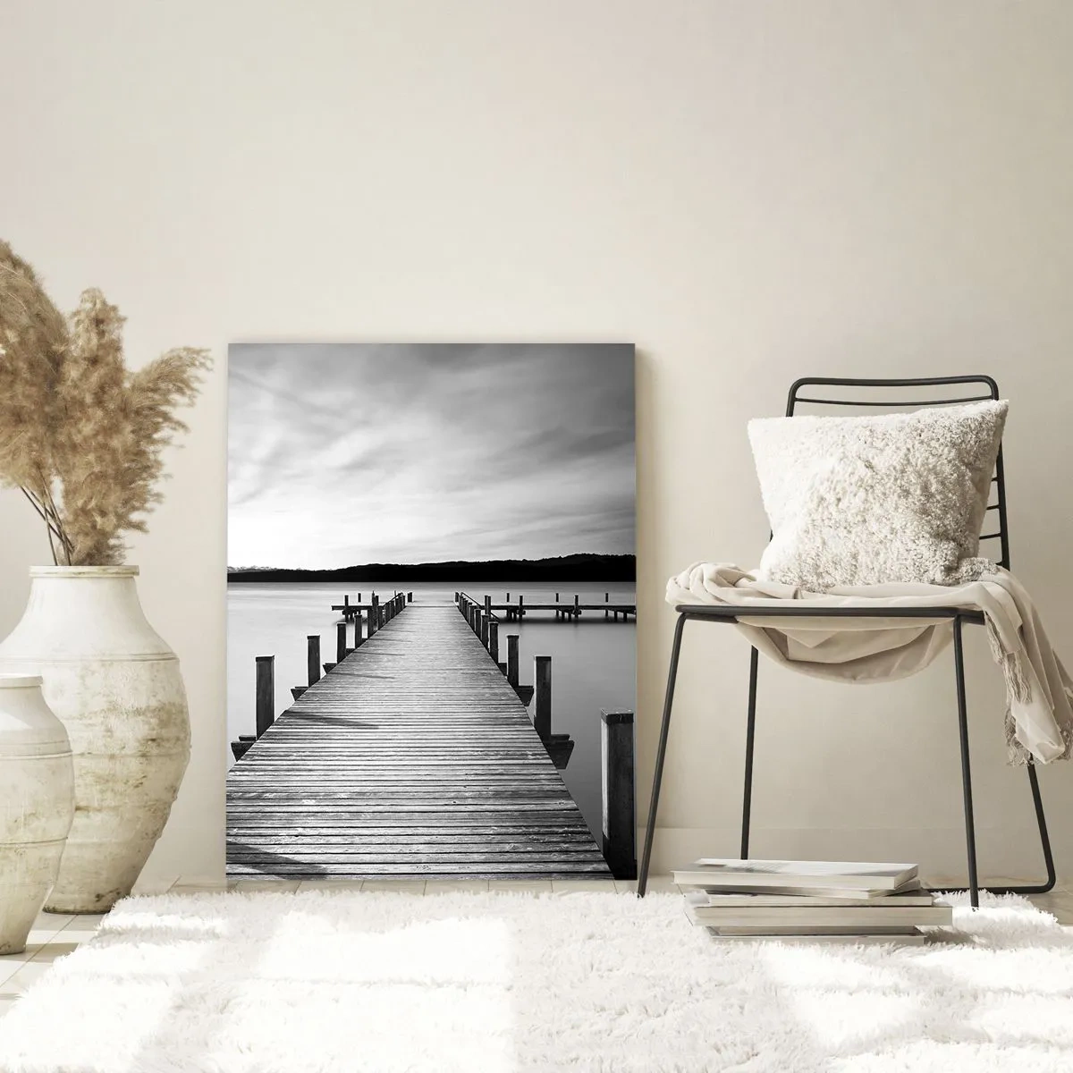 Glasbild - Bild auf glas - Ein schwarz-weißer Steg an einem ruhigen See - 80x120cm - An der Wasserstelle - Ruhe - Moderne Wanddekoration für Wohnzimmer und Schlafzimmer ARTTOR