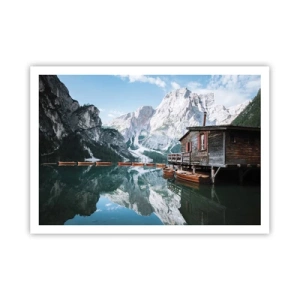 Poster - Ein Holzhaus an einem ruhigen Bergsee - 100x70cm - Kristallklarer Bergmorgen - Moderne Wanddekoration für Wohnzimmer und Schlafzimmer ARTTOR