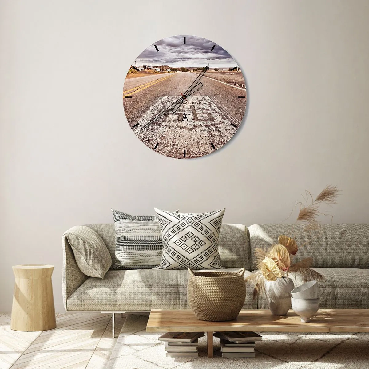 Wanduhr - Glasuhr - Route 66 unter bewölktem Himmel - 30x30cm - Mother Road - eine amerikanische Legende - Moderne Wanddekoration für Wohnzimmer, Küche und Schlafzimmer ARTTOR
