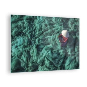 Glasbild - Bild auf glas - Eine Frau mit traditionellem Hut flickt Netze - 70x50cm - In einem Meer aus Netzen - Moderne Wanddekoration für Wohnzimmer und Schlafzimmer ARTTOR