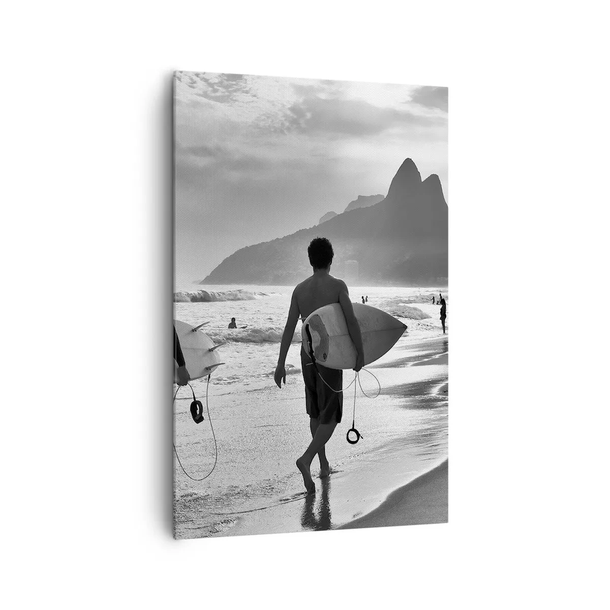 Bild auf Leinwand - Leinwandbild - Zwei Surfer laufen mit ihren schwarz-weißen Brettern am Strand entlang. - 80x120cm - Single-Wave-Samba - Moderne Wanddekoration für Wohnzimmer und Schlafzimmer ARTTOR