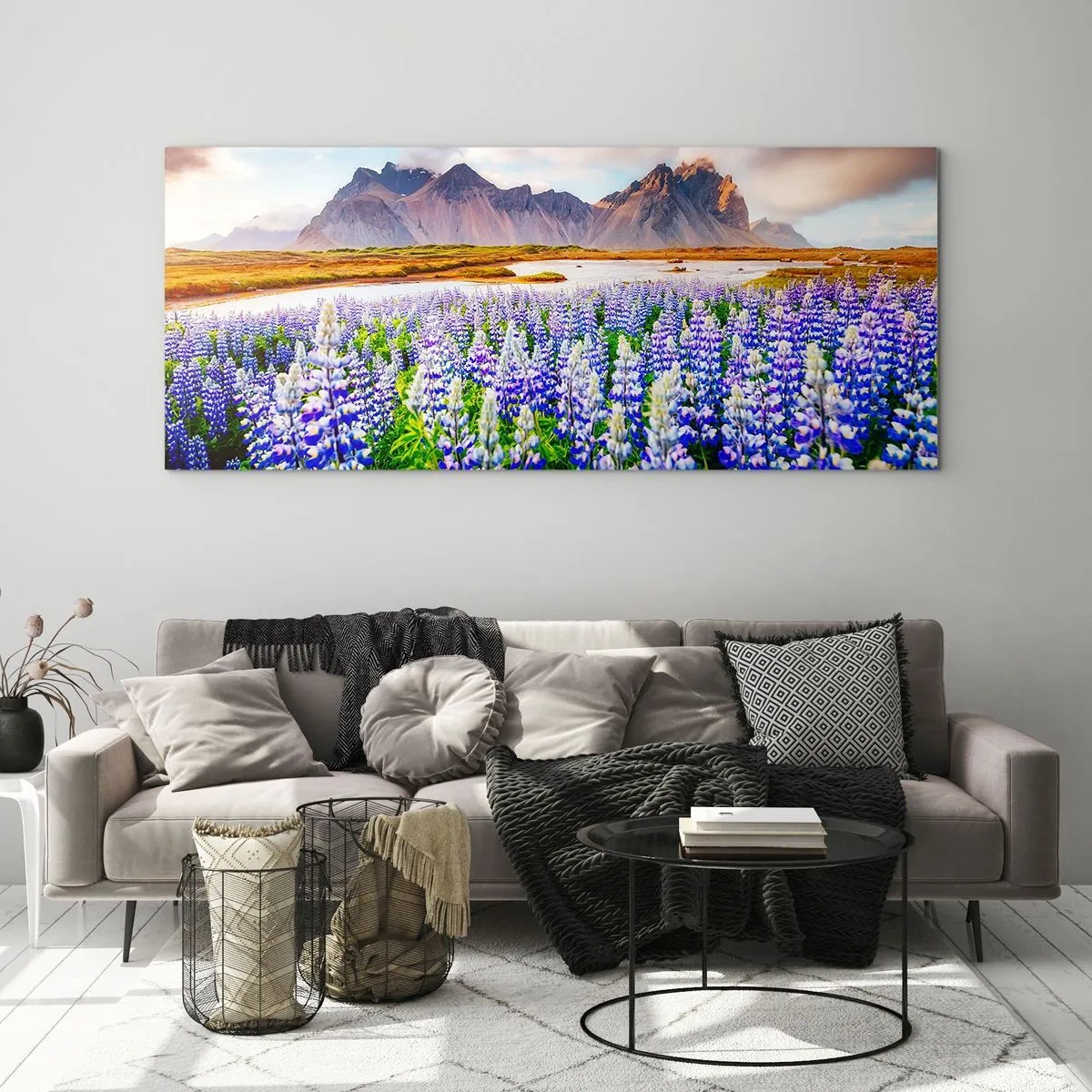 Glasbild - Bild auf glas - Blumen in einer Berglandschaft mit malerischem Himmel - 120x50cm - Kraft und Strenge neben Sanftmut - Moderne Wanddekoration für Wohnzimmer und Schlafzimmer ARTTOR