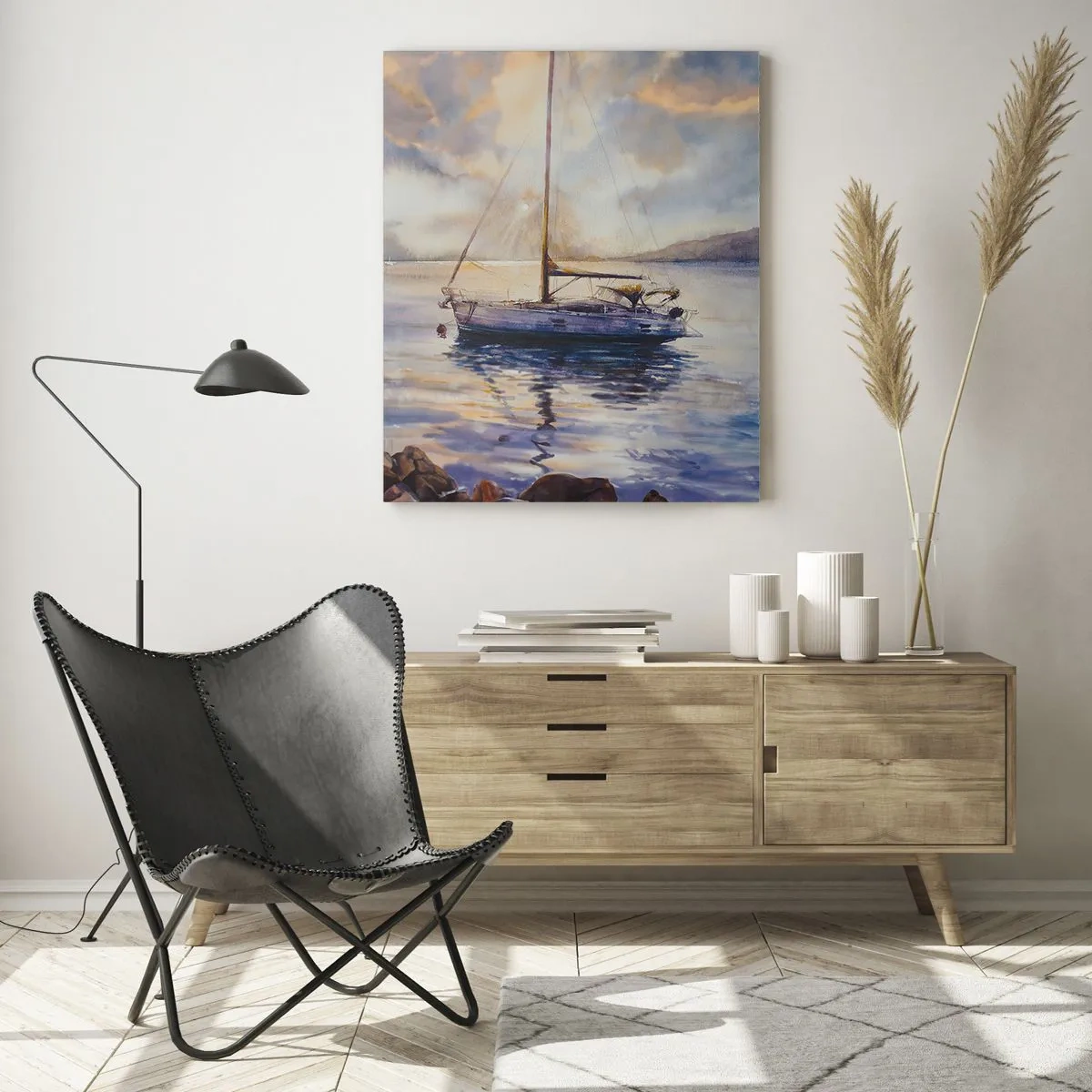 Glasbild - Bild auf glas - Eine Yacht, die in der Abenddämmerung in einer ruhigen Bucht vor Anker liegt - 50x70cm - Abend in der Bucht - Moderne Wanddekoration für Wohnzimmer und Schlafzimmer ARTTOR