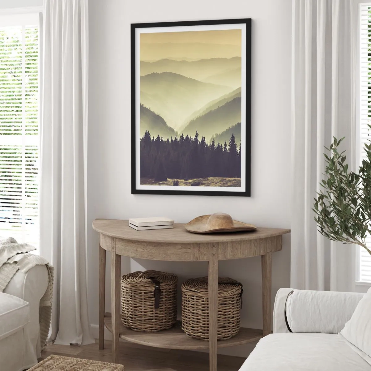 Poster in einem schwarzem Rahmen - Nebliges Panorama der Berge mit Wald - 50x70cm - Hinter den sieben Bergen ... - Moderne Wanddekoration für Wohnzimmer und Schlafzimmer ARTTOR