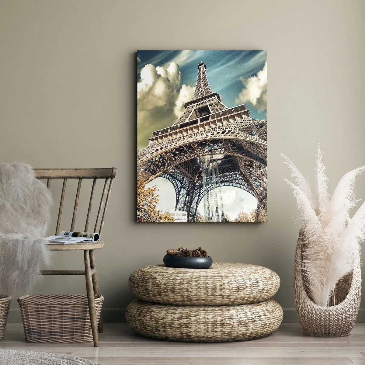 Bild auf Leinwand - Leinwandbild - Der Eiffelturm von unten in herbstlicher Kulisse - 70x100cm - Und im Herbst in Paris ... - Moderne Wanddekoration für Wohnzimmer und Schlafzimmer ARTTOR