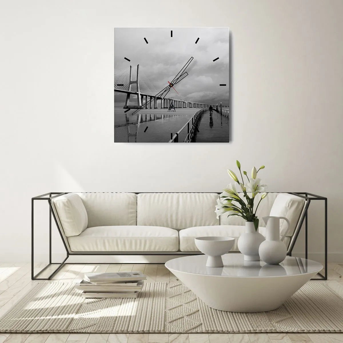 Wanduhr - Glasuhr - Eine Hängebrücke über dem Wasser in Schwarz und Weiß - 30x30cm - Jedem das Verdiente - Moderne Wanddekoration für Wohnzimmer und Schlafzimmer ARTTOR